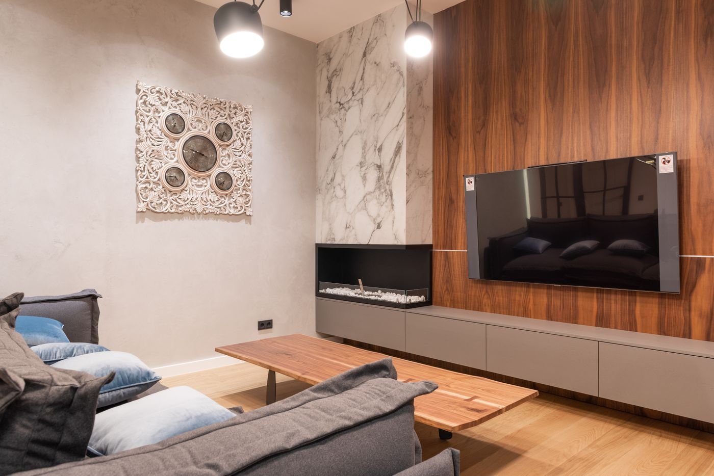 Sala de estar acolhedora com mobiliário contemporâneo