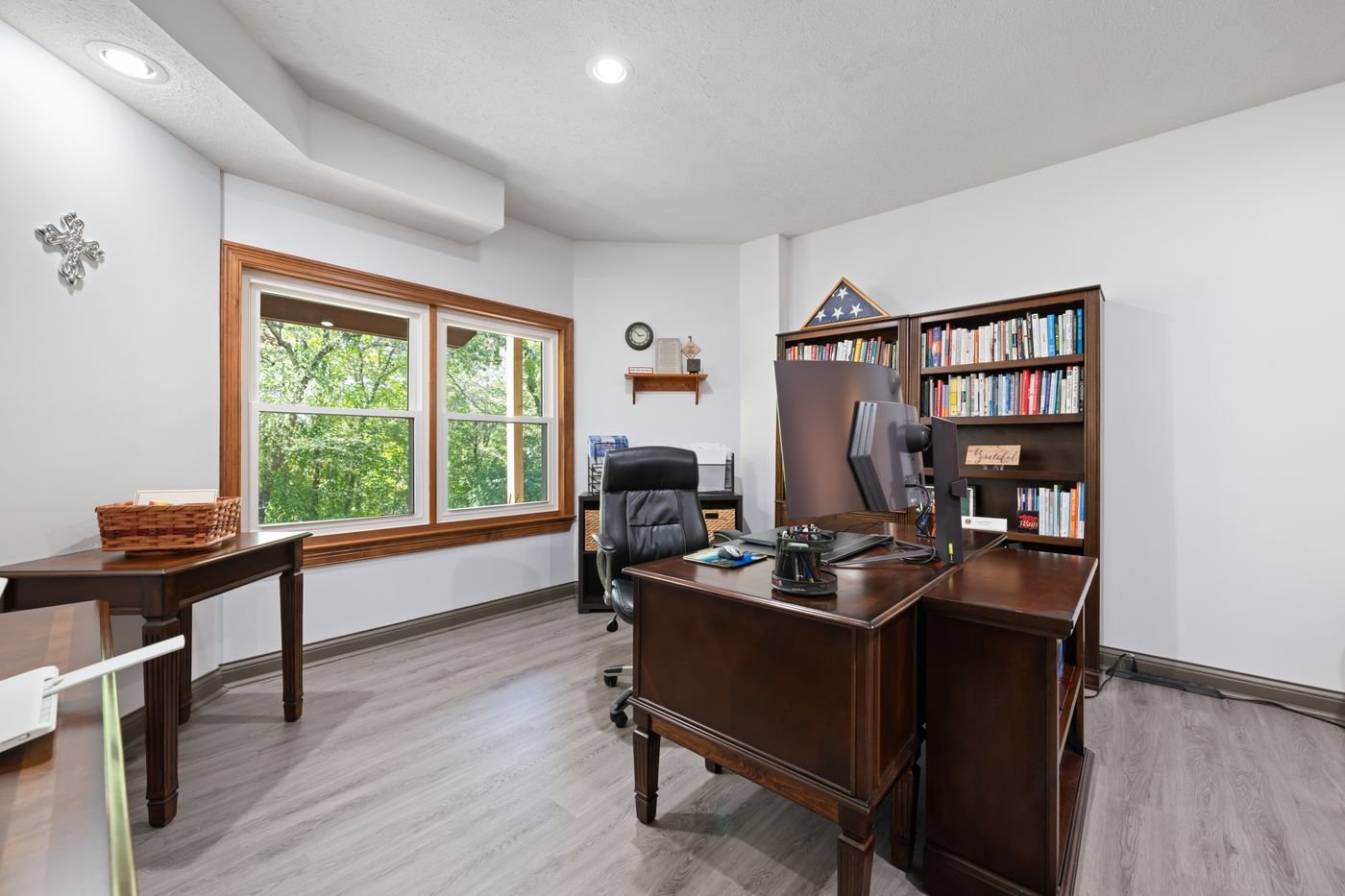 Espaço de trabalho residencial com mesa e organização funcional